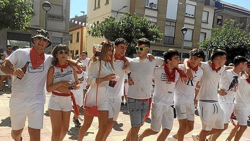 Una cuadrilla de jóvenes bailando al son de la charanga.