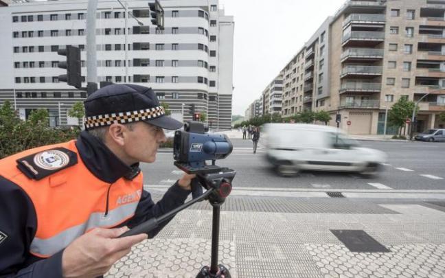 Un agente de movilidad maneja el radar movil.