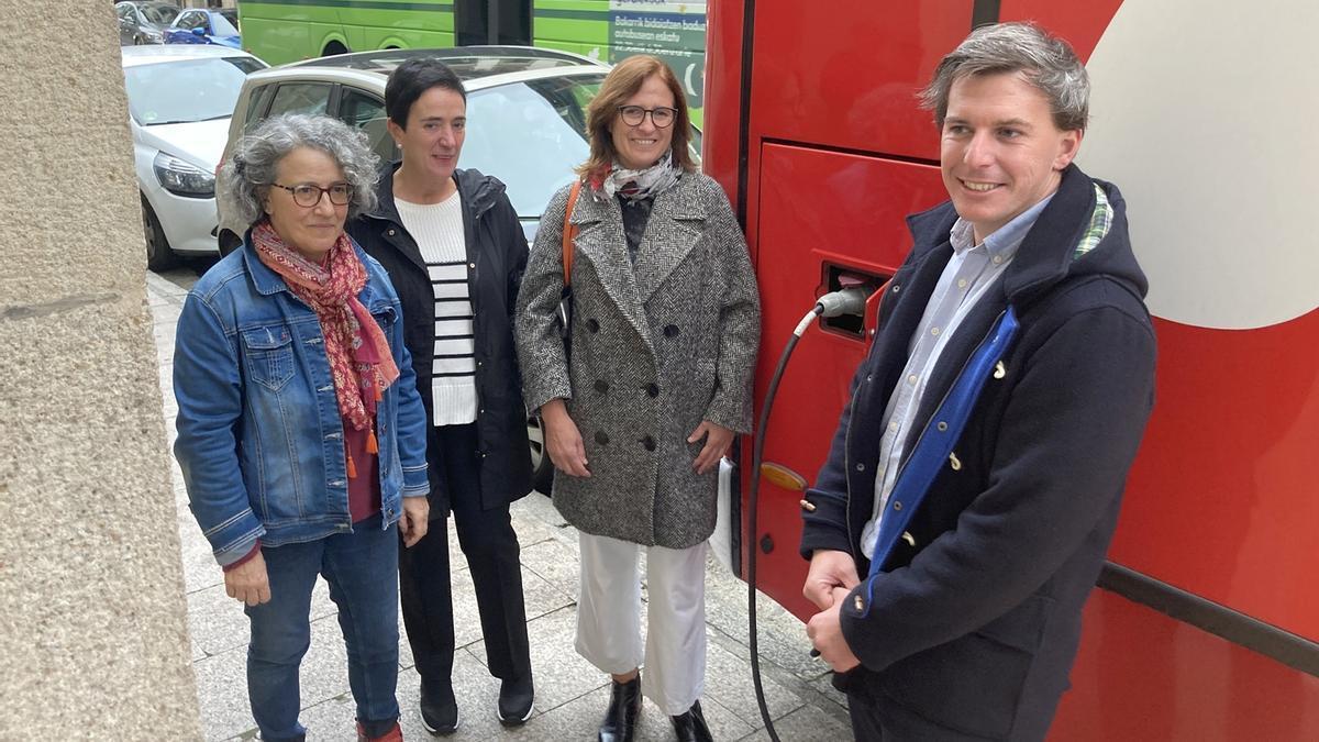 Las ediles y representantes de Odolkideak, ayer.