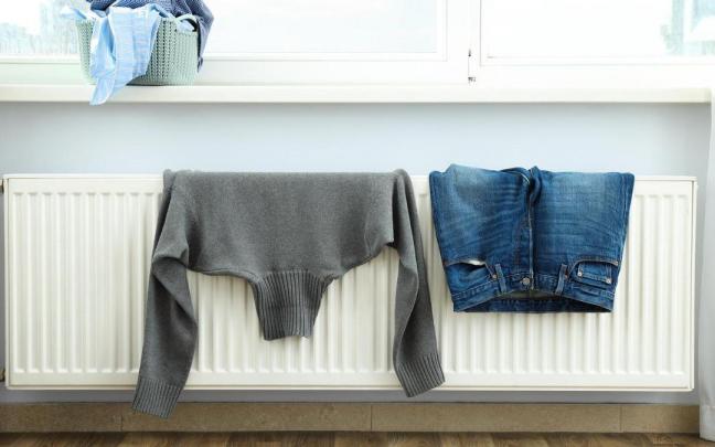 La ropa no debe colocarse directamente sobre el radiador. La ropa no debe colocarse directamente sobre el radiador.