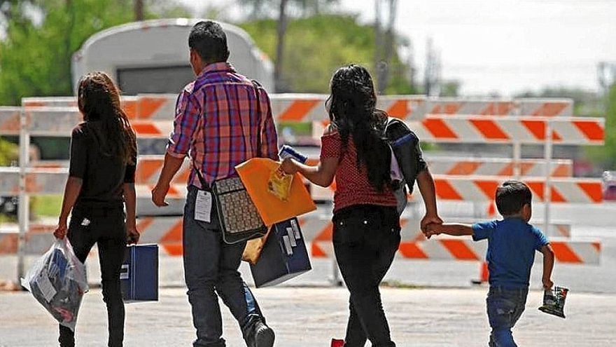 Una familia de inmigrantes pasean por una calle de Estados Unidos. | FOTO: EFE