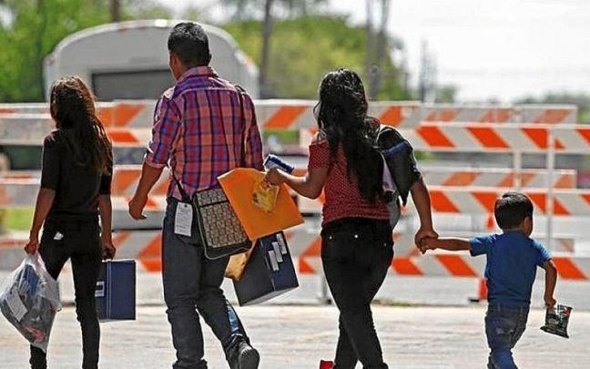 Una familia de inmigrantes pasean por una calle de Estados Unidos. | FOTO: EFE