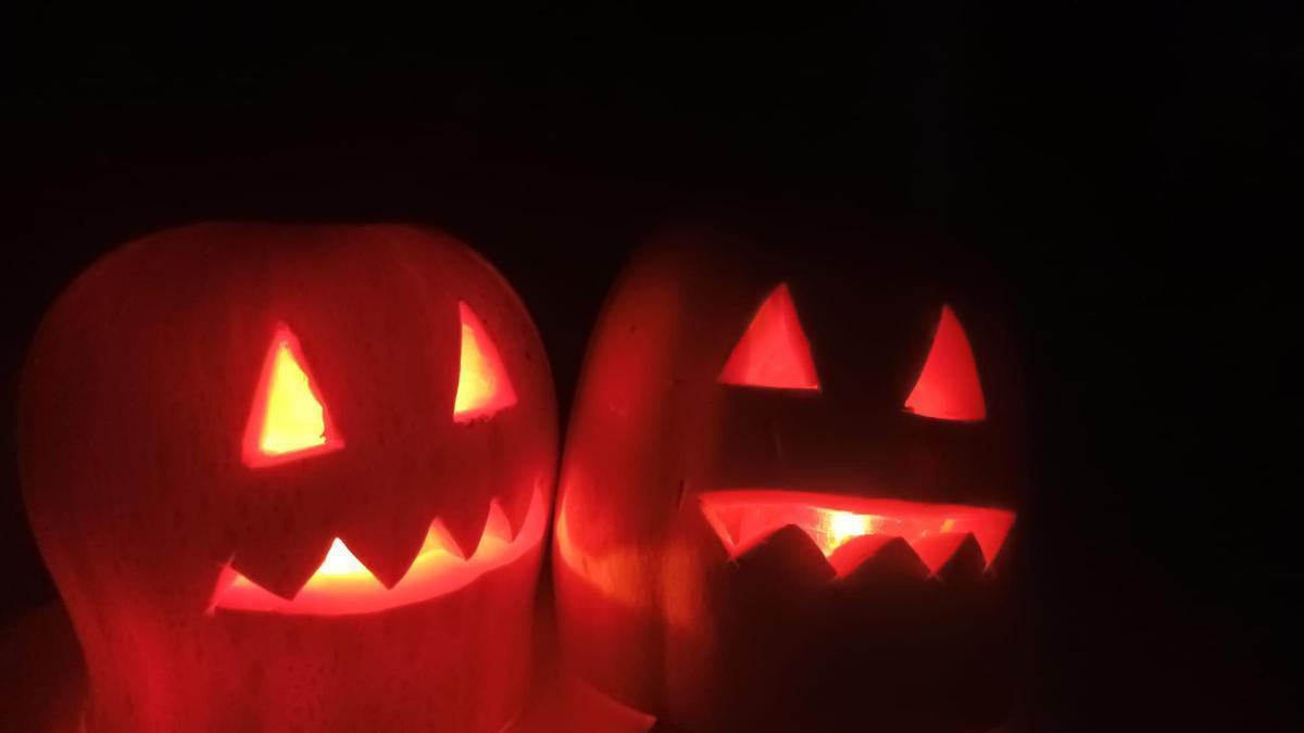 Calabazas decoradas e iluminadas con motivo de Todos los Santos.