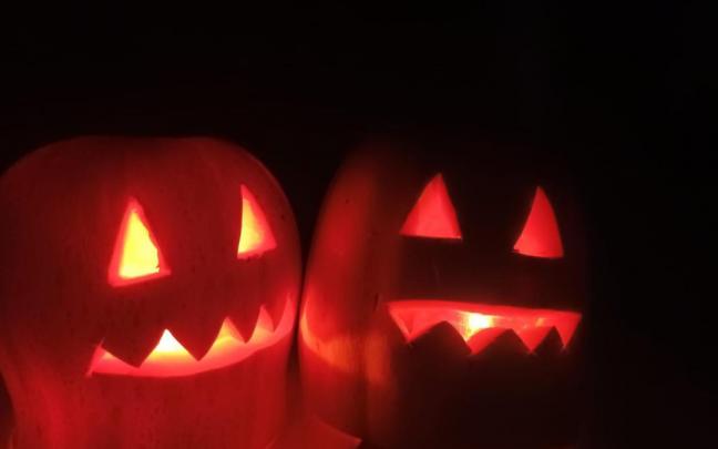 Calabazas decoradas e iluminadas con motivo de Todos los Santos. Calabazas decoradas e iluminadas con motivo de Todos los Santos.