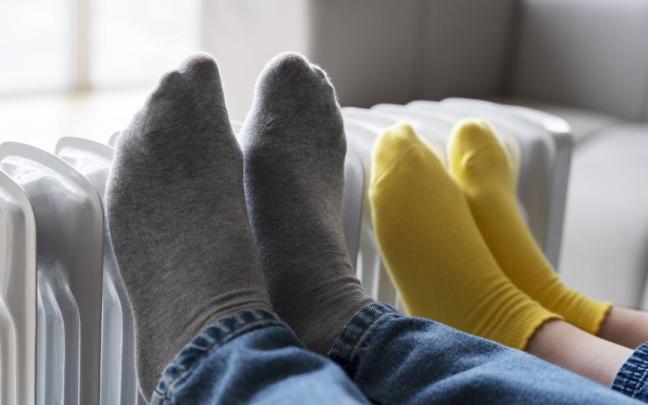 Los podólogos recomiendan no poner los pies en el radiador. Los podólogos recomiendan no poner los pies en el radiador.
