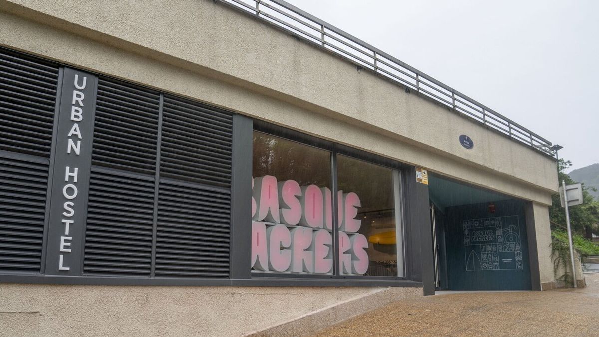 Fachada del albergue juvenil del paseo de Arriola, sin permiso de apertura.