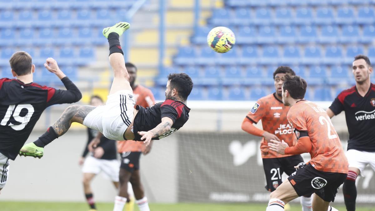 Rubén García, de chilena, intenta marcar gol en el amistoso ante el Lorient.