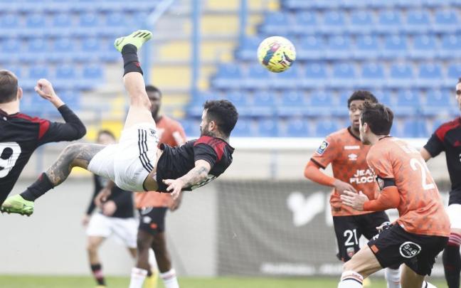 Rubén García, de chilena, intenta marcar gol en el amistoso ante el Lorient. Rubén García, de chilena, intenta marcar gol en el amistoso ante el Lorient.
