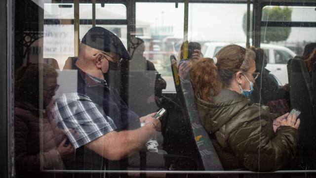 Viajeros con mascarilla en un autobús. Viajeros con mascarilla en un autobús.