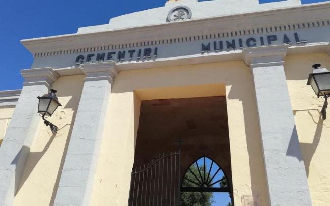 Entrada al cementerio municipal de Ciutadella, en Menorca. Entrada al cementerio municipal de Ciutadella, en Menorca.