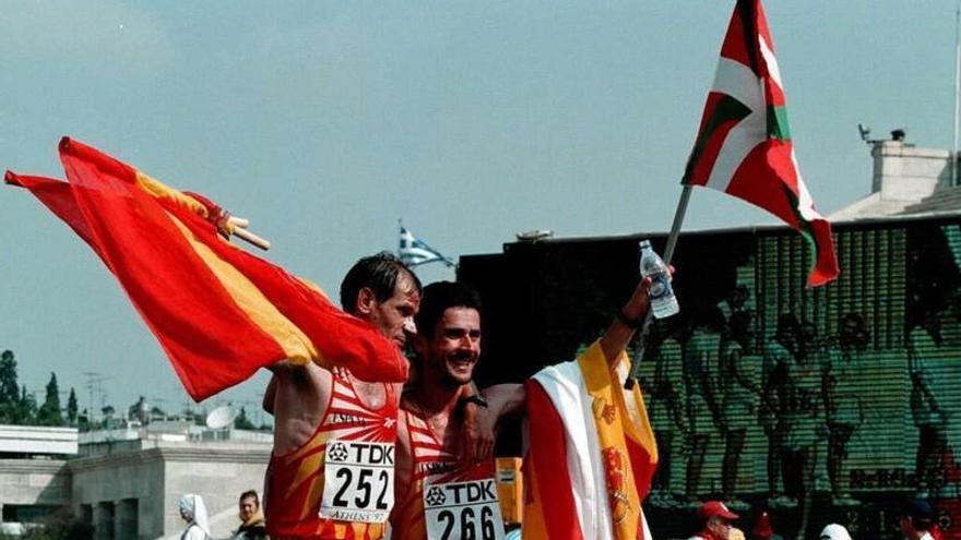 Abel Antón posa con una bandera española y Fiz con una ikurriña en el estadio Panathinaikó tras proclamarse campeón y subcampeón del mundo en 1997
