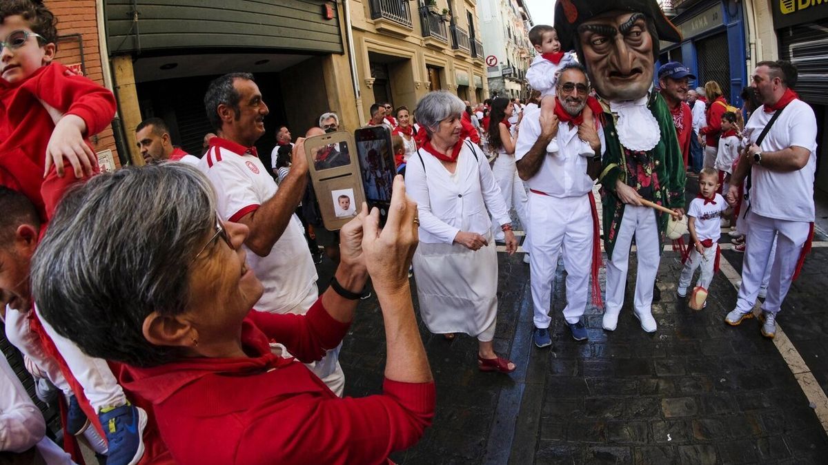 La pandemia no cambió las costumbres y Caravinagre fue uno de los cabezudos más fotografiados.