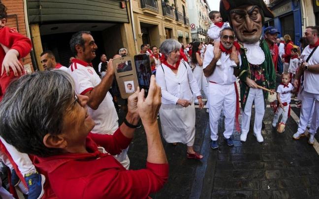 La pandemia no cambió las costumbres y Caravinagre fue uno de los cabezudos más fotografiados.
