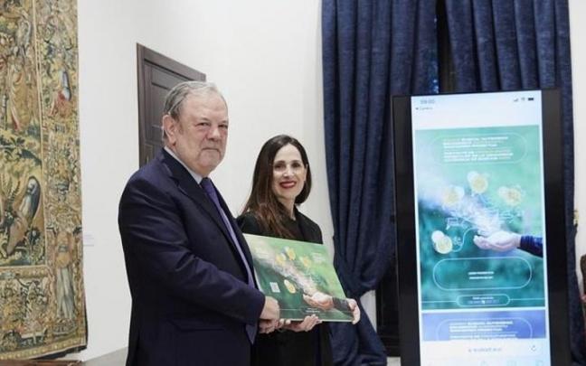 El consejero de Economía y Hacienda, Pedro Azpiazu, entrega los presupuestos a la presidenta del Parlamento Vasco.