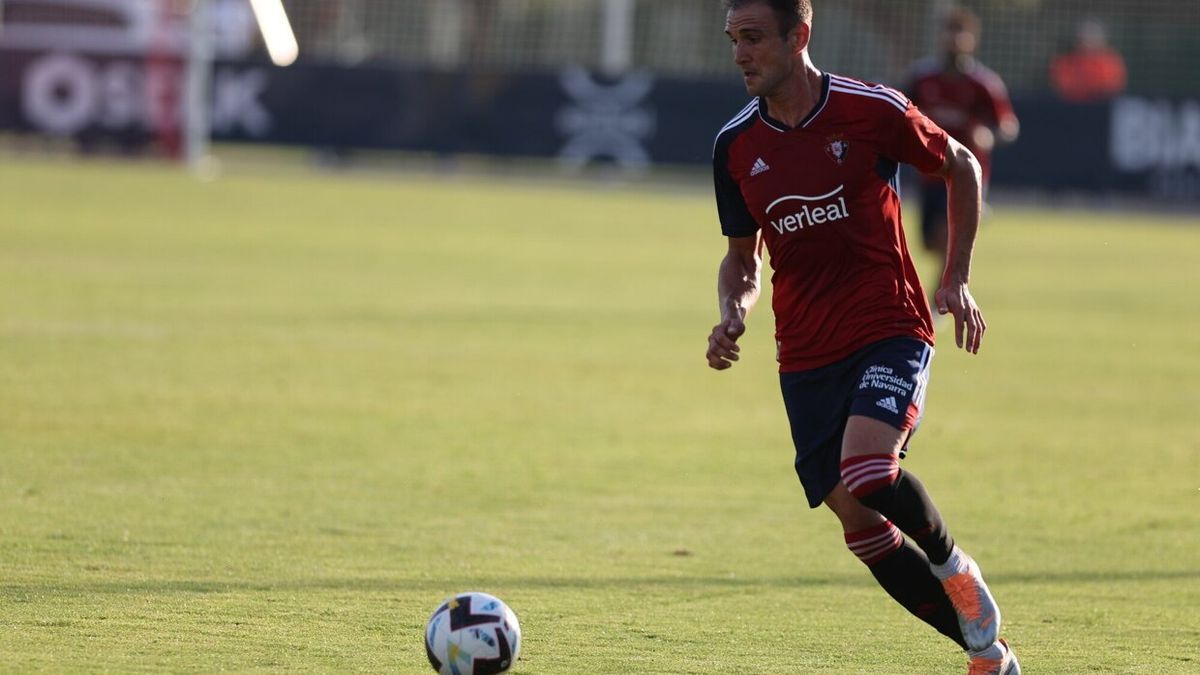 Kike García conduce el balón frente al Toulouse en el partido de ayer en Tajonar.