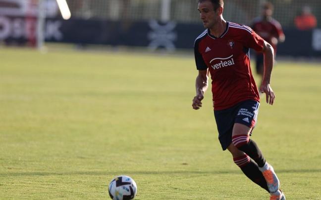 Kike García conduce el balón frente al Toulouse en el partido de ayer en Tajonar.