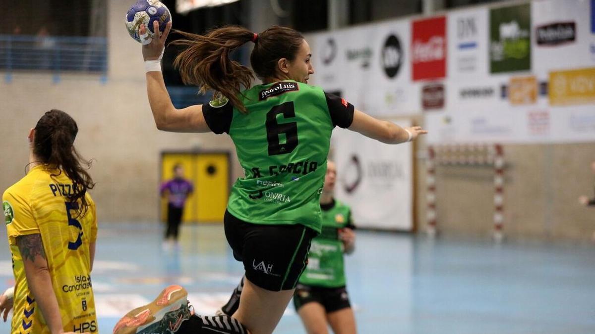 La internacional argentina Ayelén García, en pleno vuelo.