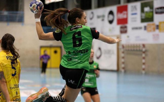 La internacional argentina Ayelén García, en pleno vuelo.