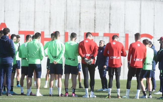 Ernesto Valverde charla con sus jugadores en Lezama.