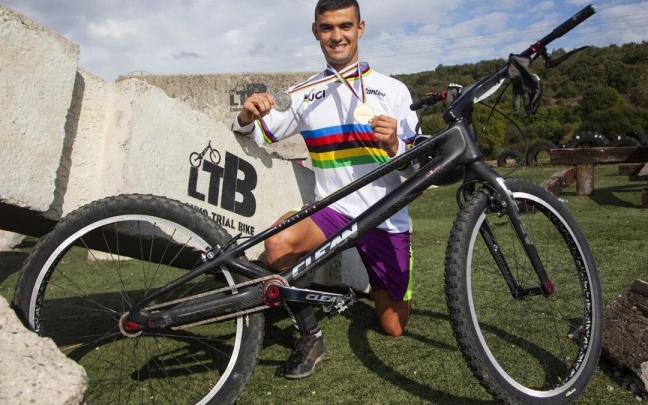 Sáenz de Ormijana posa para este periódico con la bicicleta con la que compite Sáenz de Ormijana posa para este periódico con la bicicleta con la que compite