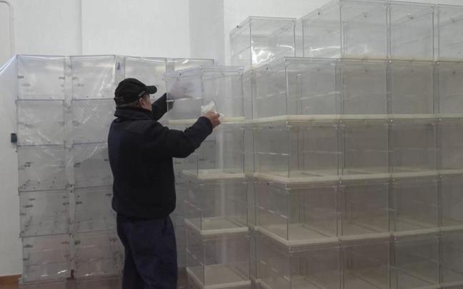 Limpieza de las urnas que se utilizar&aacute;n para las elecciones de mayo en Pamplona