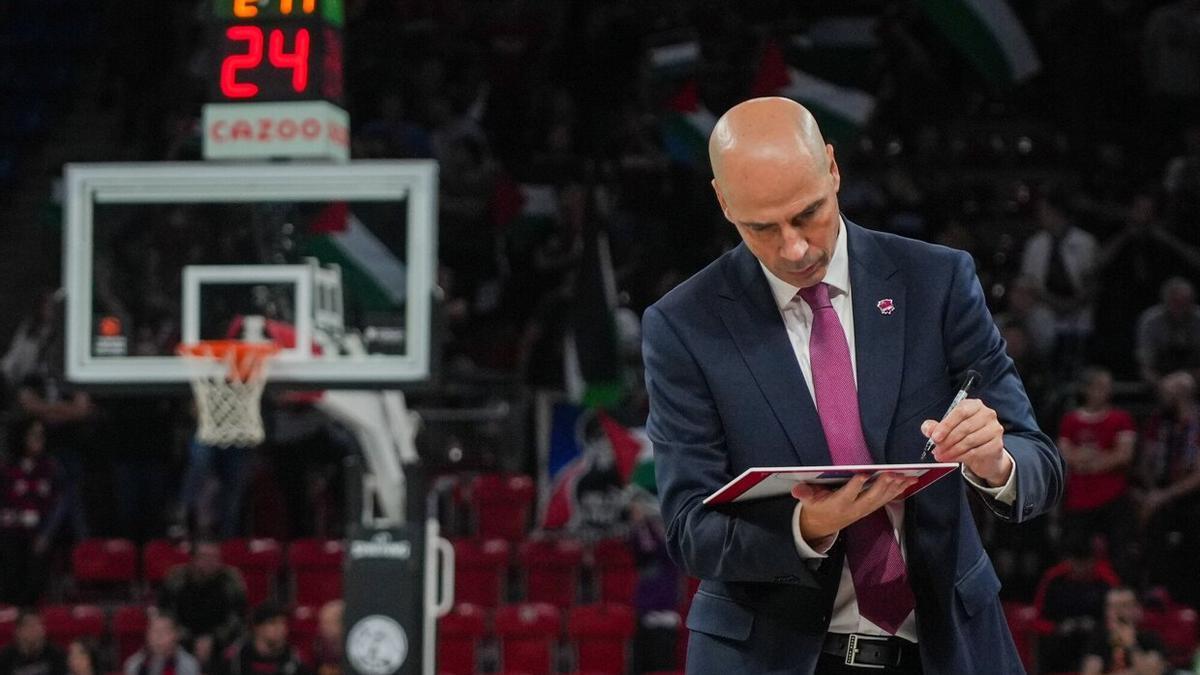 Peñarroya dibuja una jugada en la pizarra durante un partido