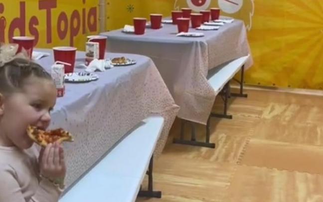 La niña de 3 años, celebrando su cumpleaños sola. La niña de 3 años, celebrando su cumpleaños sola.