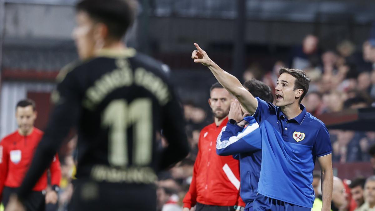 El navarro Íñigo Pérez da instruccciones a sus jugadores durante el partido.