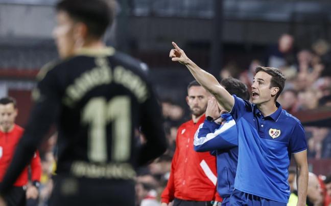 El navarro Íñigo Pérez da instruccciones a sus jugadores durante el partido. El navarro Íñigo Pérez da instruccciones a sus jugadores durante el partido.