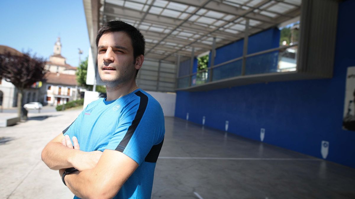 Danel Elezkano, en el front&oacute;n de Dima.