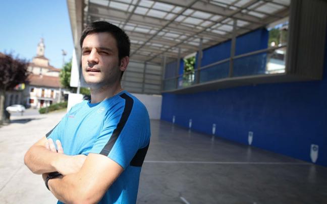 Danel Elezkano, en el front&oacute;n de Dima.