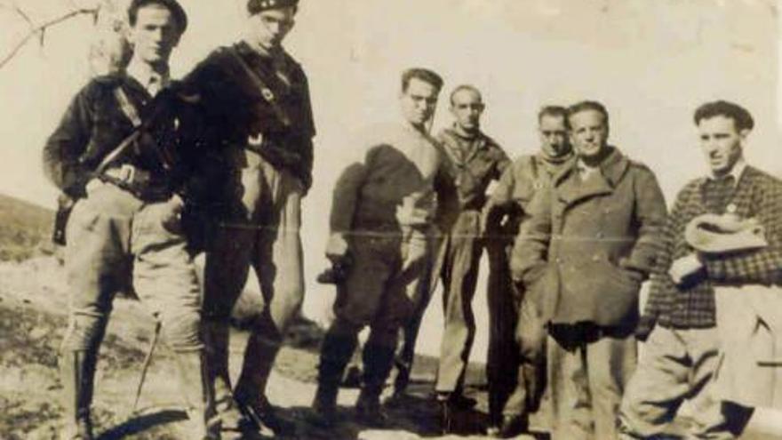Cándido visitando al batallón Saseta en Lekeitio, su hermano José Miguel y José Antonio Zabaleta (E.M. de Euzko Gudarostea) que le acompañaron a Asturias.