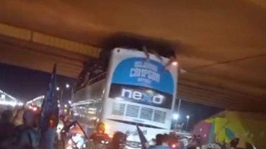 Captura de vídeo del autobús pasando bajo el puente.