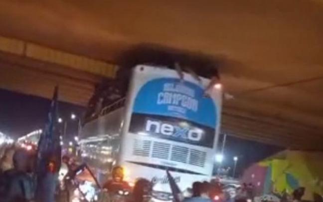 Captura de vídeo del autobús pasando bajo el puente. Captura de vídeo del autobús pasando bajo el puente.