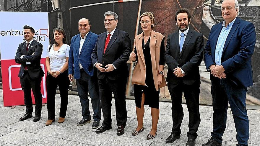 Andoni Ortuzar, Juan Mari Aburto y Mireia Zarate, entre otros, ayer en la Fundaci&oacute;n Sabino Arana de Bilbao.