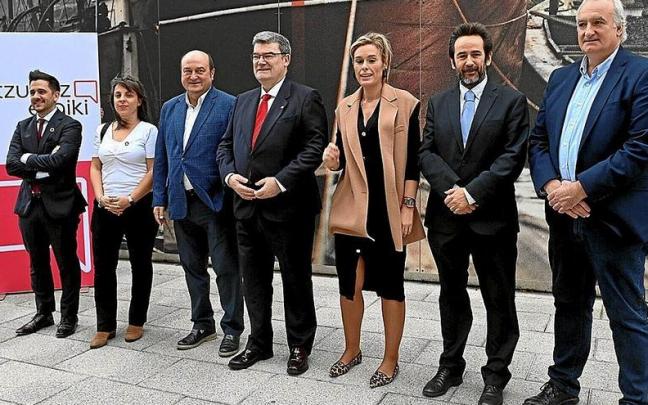 Andoni Ortuzar, Juan Mari Aburto y Mireia Zarate, entre otros, ayer en la Fundaci&oacute;n Sabino Arana de Bilbao.