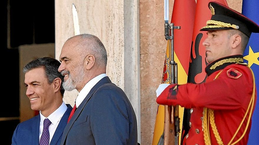 Pedro Sánchez, ayer en Tirana junto al primer ministro de Albania, Edi Rama.