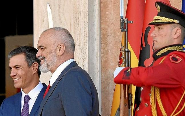 Pedro S&aacute;nchez, ayer en Tirana junto al primer ministro de Albania, Edi Rama.