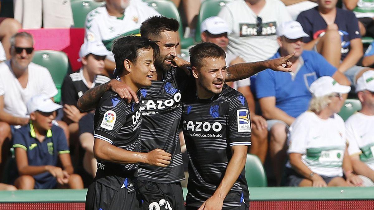 El delantero de la Real Sociedad Brais Méndez (c), celebra su gol contra el Elche