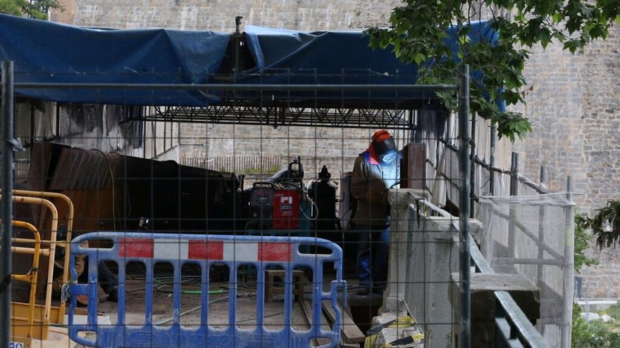 Un operario trabajando en el arreglo de la pasarela.