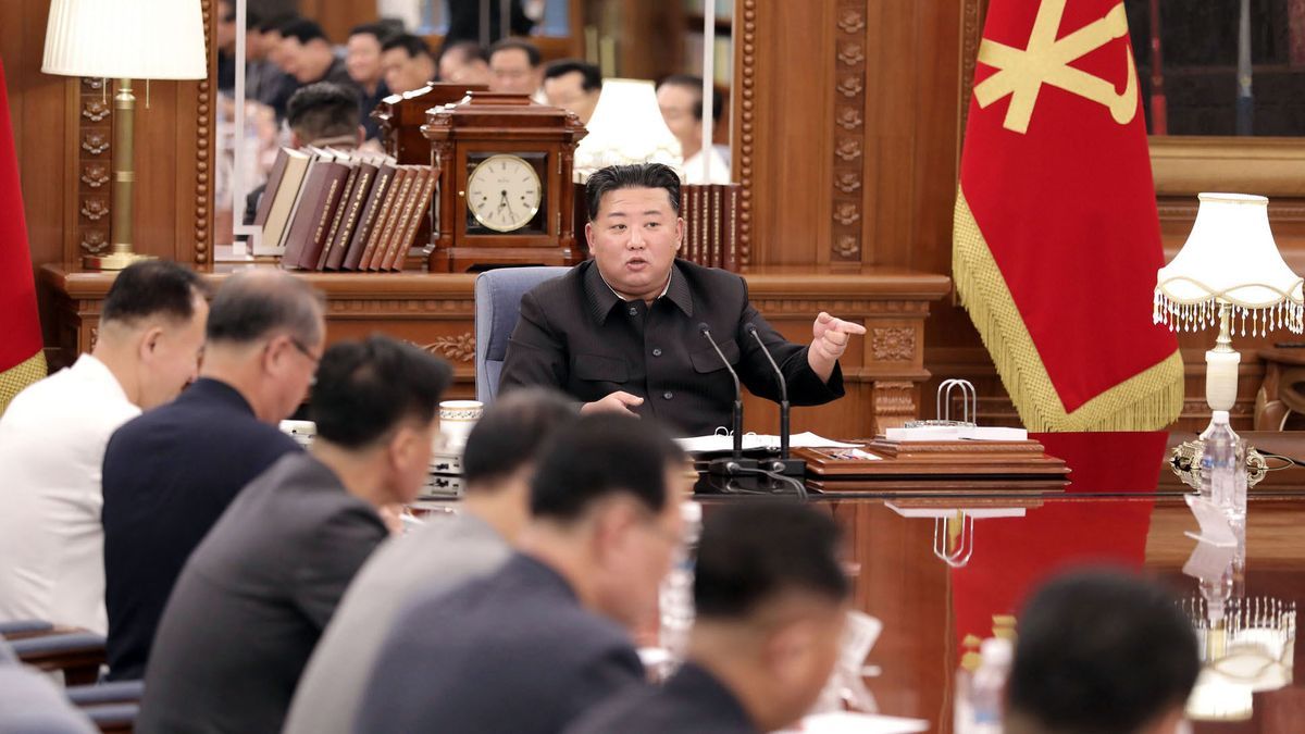 Kim Jong-un (C), líder de Corea del Norte.