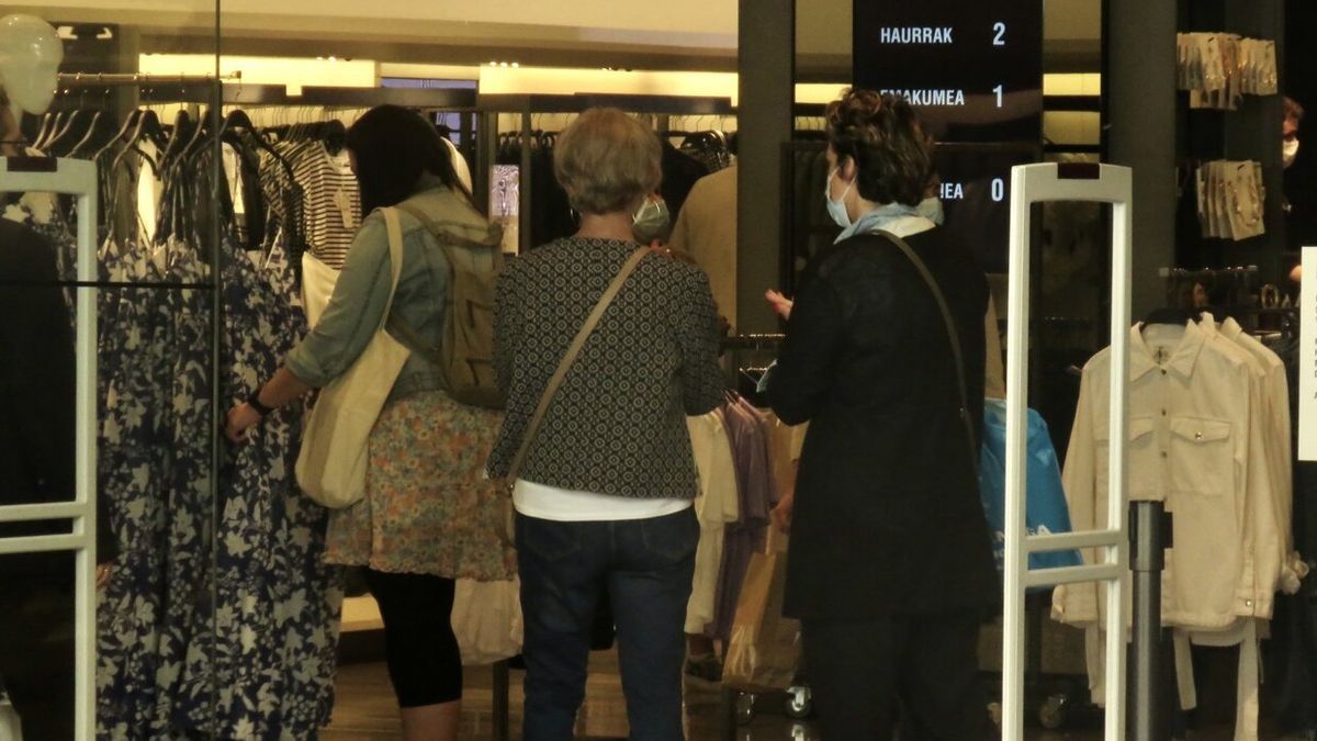 Tres mujeres realizan sus compras en un comercio donostiarra