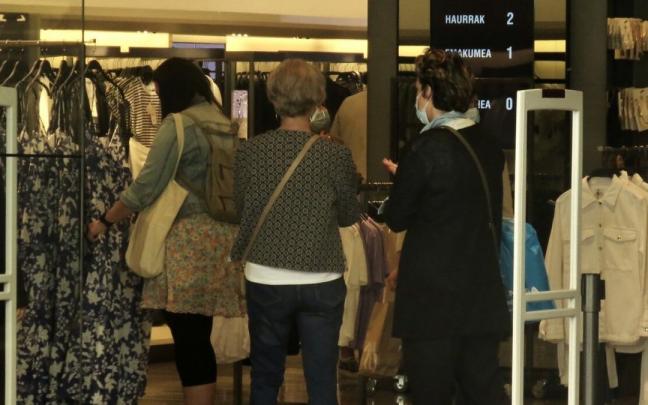 Tres mujeres realizan sus compras en un comercio donostiarra