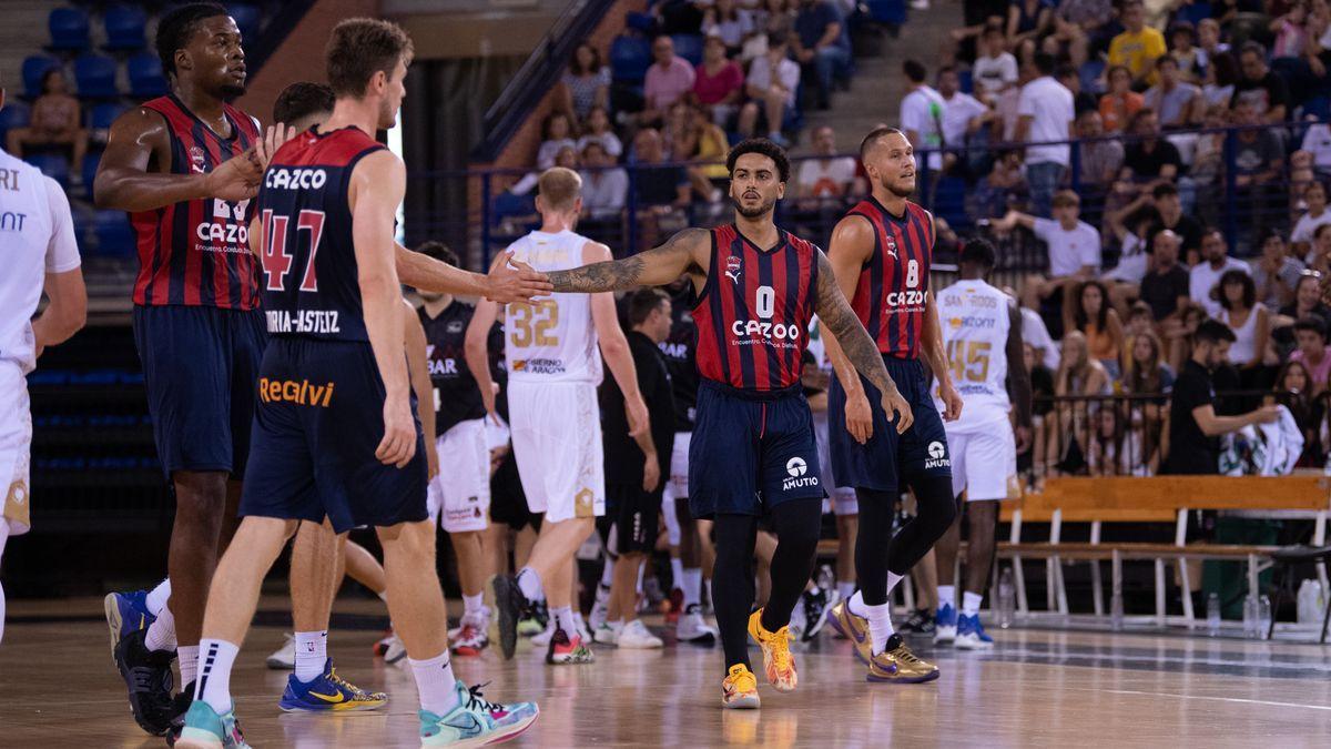 Howard saluda a Enoch, en un momento del amistoso disputado este jueves en Logroño ante el Casademont Zaragoza