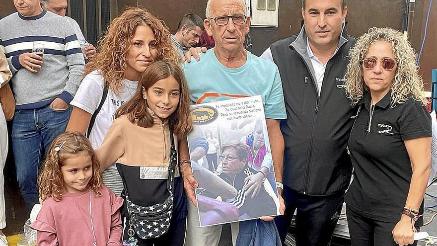 La familia de Alicia Lodosa Romero posa con la fotografía que les entregaron.