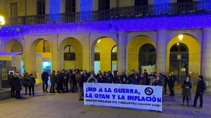 Ciudadanía y ediles del Ayuntamiento se concentran con la lona.