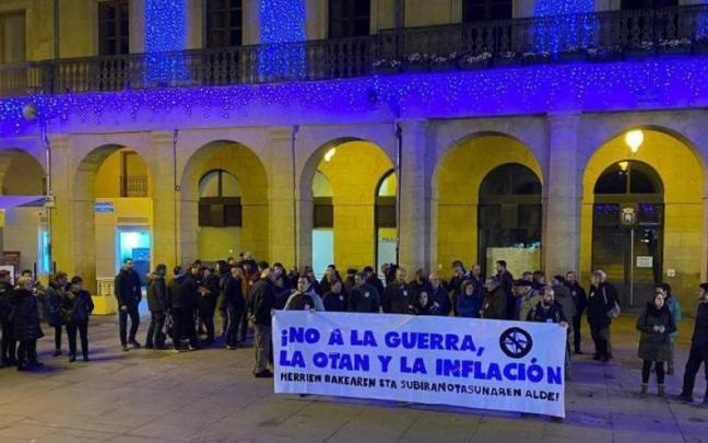 Ciudadanía y ediles del Ayuntamiento se concentran con la lona. Ciudadanía y ediles del Ayuntamiento se concentran con la lona.