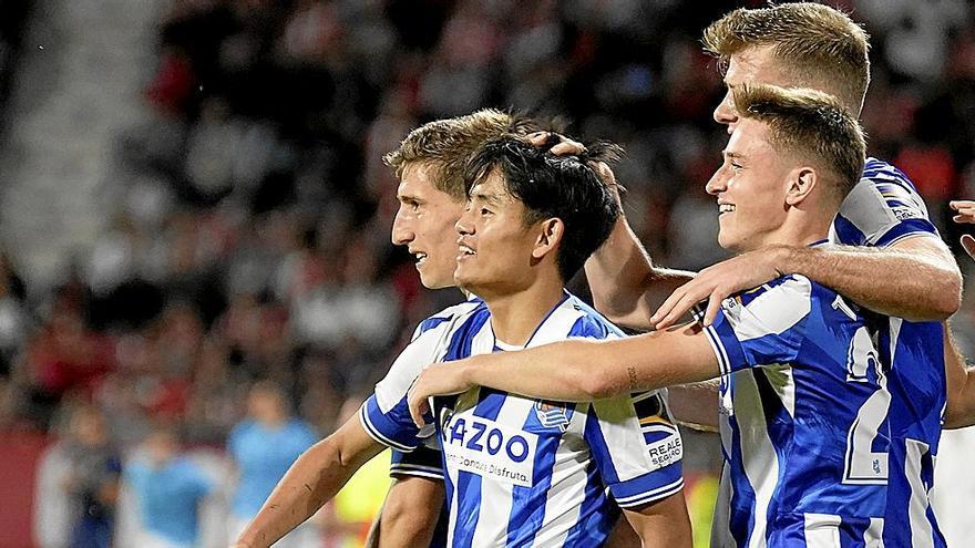 Sorloth, Aihen y Turrientes felicitan a Kubo, autor del quinto gol en Girona el pasado domingo. | FOTO: EFE