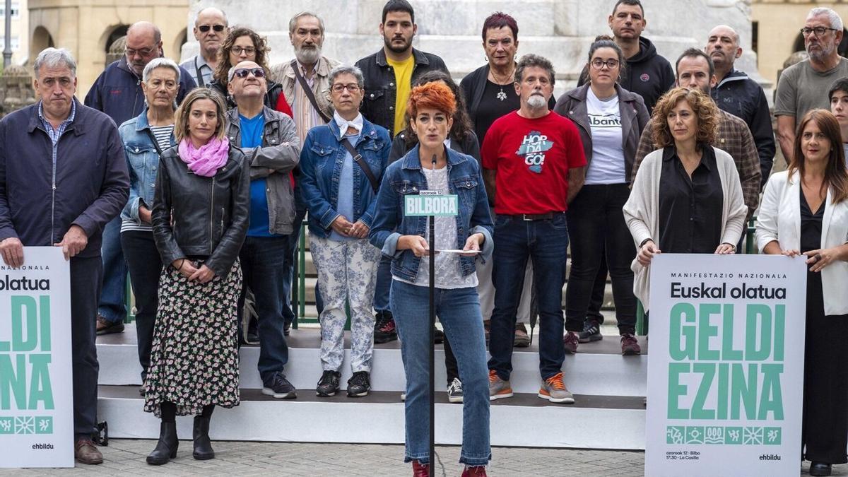 Bakartxo Ruiz, portavoz de EH Bildu, este viernes delante del Monumento a los Fueros y respaldada por numerosos miembros de la coalición.