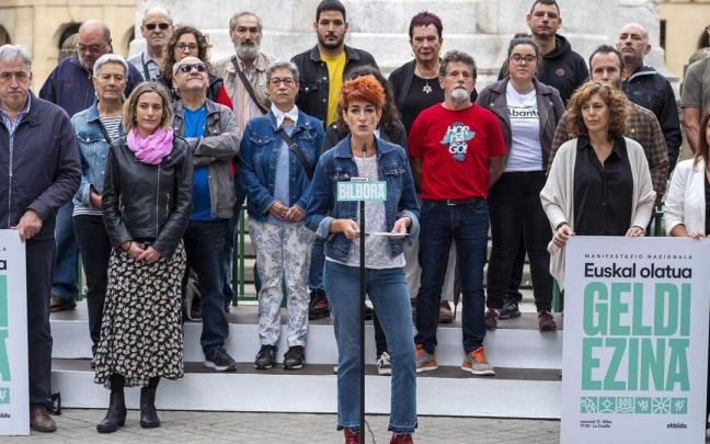 Bakartxo Ruiz, portavoz de EH Bildu, este viernes delante del Monumento a los Fueros y respaldada por numerosos miembros de la coalición.